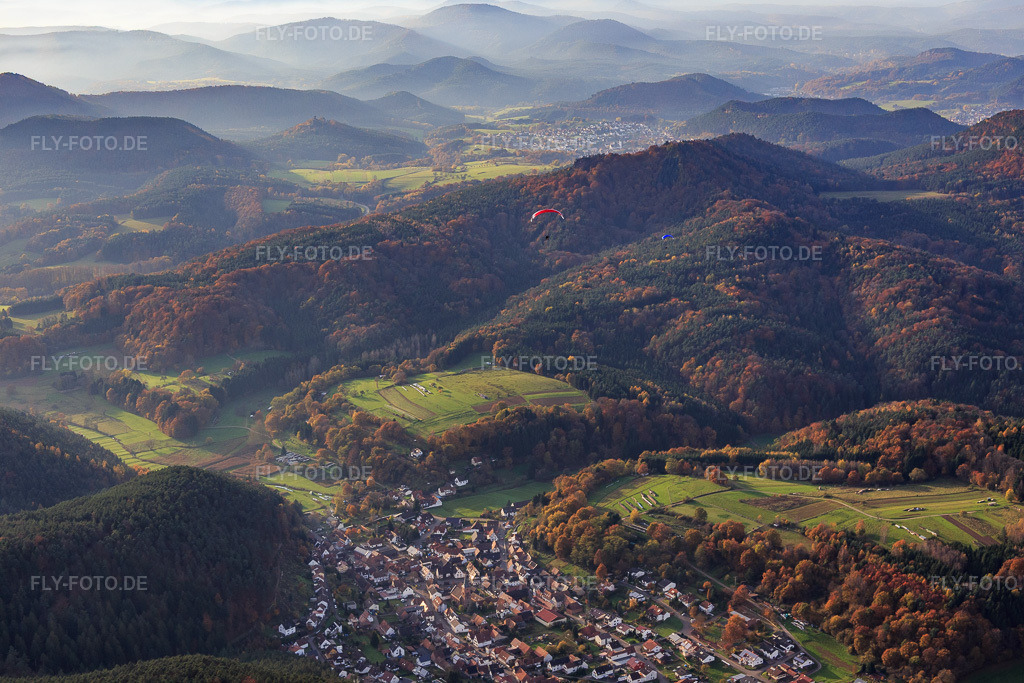 Luftbild: Dorfansicht im herbstlichen Pfälzerwald von Osten in Vorderweidenthal im Bundesland Rheinland-Pfalz in Deutschland. Foto: IMG_076352.jpg vom 09.11.2014 durch Werner Riehm/FLY-FOTO.de