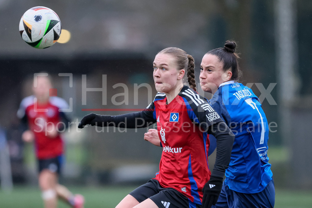 Fussball, Testspiel Frauen, Hamburger SV - 1. FFC Turbine Potsdam | v.li.: Annaleen Böhler (Hamburger SV, 6) und Ena Taslidza (1. FFC Turbine Potsdam, 7) im Zweikampf, Duell, Dynamik, Aktion, Action, Spielszene, Portrait, Nahaufnahme, Einzelfoto, Einzelbild