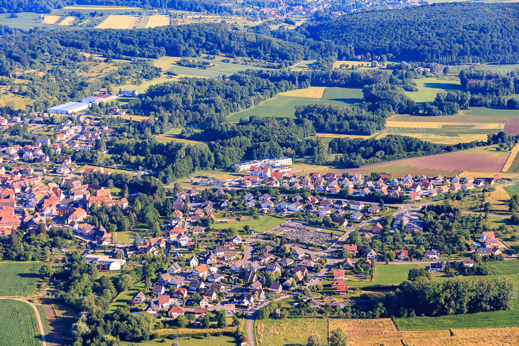 Aerial view: View of the town from the south with cemetery in Wœrth in the state Bas-Rhin, France. – Photo: IMG_082961.jpg taken on 06/26/2015 by Werner Riehm/FLY-FOTO.com – Resolution of the original: 5472 x 3648 px