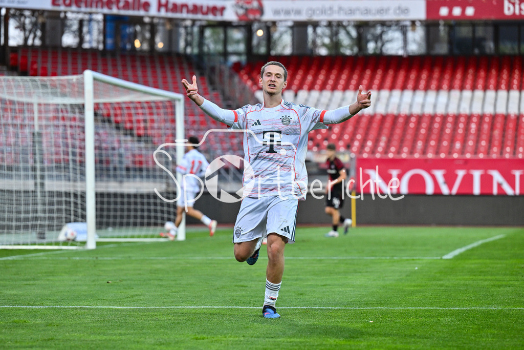 1. FC Nürnberg II - FC Bayern Amateure | NÜRNBERG, GERMANY - 21. APRIL: Jubel der kleinen Bayern nach dem Treffer zum 1-1 Ausgleich durch Yll GASHI (FC Bayern München 20) / Tor / Torschuetze / Freude / Happy während dem Match zwischen dem 1. FC Nürnberg II und den Amateuren des FC Bayern am 30. Spieltag der Regionalliga Bayern im Max-Morlock Stadion