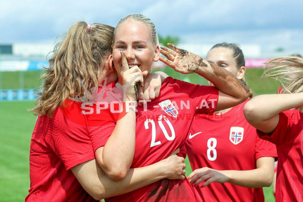 Norwegen U19  Bulgarien U19 | Guro Hammer Røn (Norway #17) Cathinka Cecilie Friis Tandberg (Norway #20) Irene Dirdal (Norway #8) ; Norwegen U19  Bulgarien U19 am 13.05.2022 in Wels
(Huber Arena), AUSTRIA, (Photo by Ernst Krawagner sport-fan.at) - Realisiert mit Pictrs.com