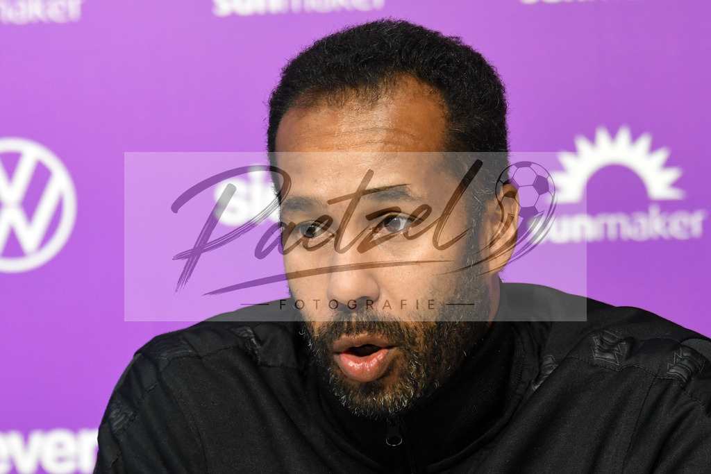20200127_PKOSNA_0021 | Fußball, Herren: Trainer Daniel Thioune (VfL Osnabrück) schaut bei der Pressekonferenz des VfL Osnabrück am 27.01.2020 im Stadion an der Bremer Brücke in Osnabrück, Deutschland.(Foto von Nico Paetzel) - Realisiert mit Pictrs.com
