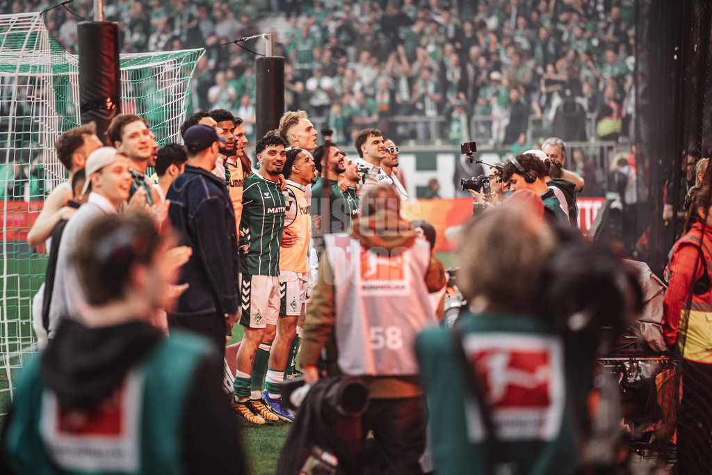Fußball | Männer | Saison 2025/2026 | 1. Fußball-Bundesliga | 30. Spieltag | SV Werder Bremen vs. Hamburger SV | 18.04.2026 | Bremen feiert den Derbysieg mit den Fans