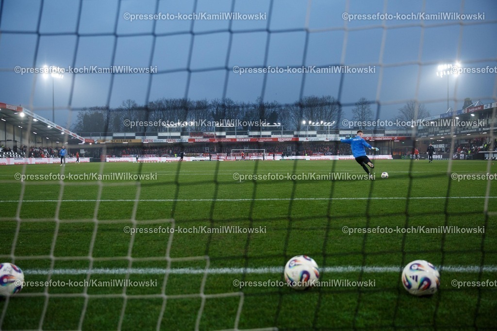 xKWIx13122501010 | 13.12.2025, xKWIx, Fußball, 3. Liga, SC Verl - Rot-Weiss Essen, SPORTCLUB Arena: Stadion mit Gästefans durchs Netz Photo: xKamilxWilkowskixPressefotoKochx