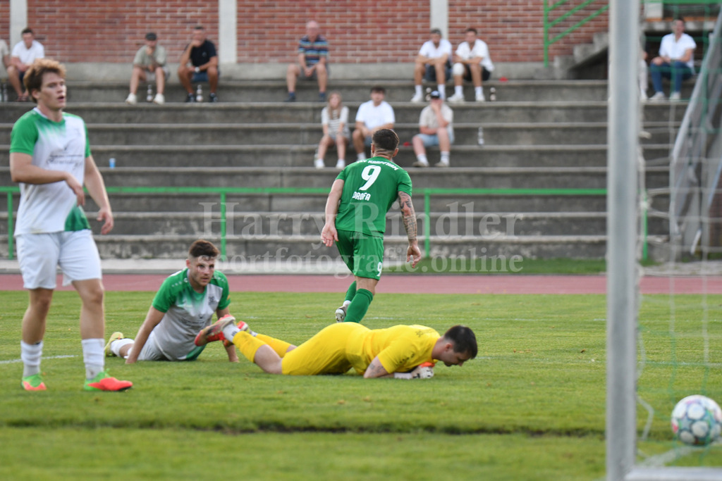 SpVgg GW Deggendorf : TSV Karpfham | Deggendorf am Boden; das 3:o für Karpfham durch Patrick Drofa (#9) - Realisiert mit Pictrs.com