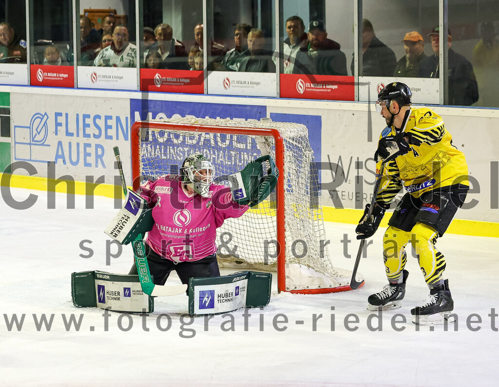 2025-10-10_096_TSV_Erding_gegen_onesto_Tigers_Bayreuth | Erding, Deutschland, 10.10.2025:Eishockey, Oberliga Süd 2025 / 2026, 7. Spieltag, TSV Erding gegen onesto Tigers Bayreuth, Endergebnis: 2:5Torwart Leon Meder (Erding Gladiators, #39), Aiden Brown (onesto Tigers Bayreuth, #23)Foto: Christian Riedel / fotografie-riedel.net