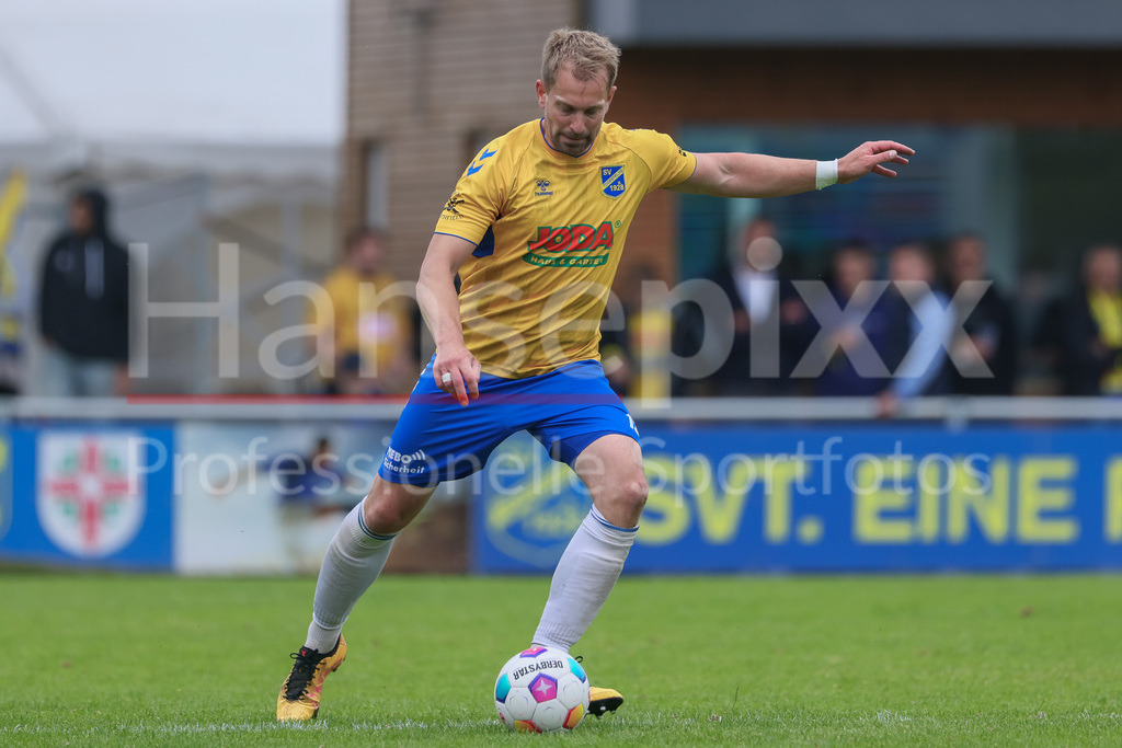 Fussball, Relegation Regionalliga Nord, SV Werder Bremen II - Holstein Kiel II | v.li.: Christian Rave (SV Todesfelde, 13) am Ball, Freisteller, Einzelbild, Ganzkörper, Aktion, Action, Spielszene