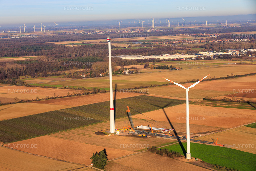 Luftbild: Riesenkran zum Repowering des Windpark Minfeld. JUWI ersetzt vier Altanlagen (GE 1.5) aus 2004 durch zwei neue, modernen Anlagen vom Typ Vestas V162 mit je sechs MW in Minfeld im Bundesland Rheinland-Pfalz in Deutschland. Foto: IMG_152214.jpg vom 27.12.2025 durch Werner Riehm/FLY-FOTO.deJUWI Windparks - JUWI