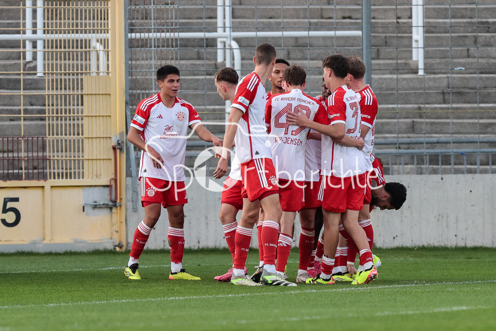 FC Bayern Amateure - TSV Aubstadt | Jubel der Bayern Amateure nach dem Tor zum 1-0 durch Lovro ZVONAREK (FCB #8) / Freude / Treffer / Torschuetze
