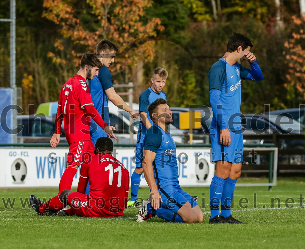 2023-11-04_075_FC_Langengeisling_gegen_VfL_Waldkraiburg | Erding, Deutschland, 04.11.2023:
Fußball, Bezirksliga Oberbayern Ost 2023 / 2024, 16. Spieltag, FC Langengeisling gegen VfL Waldkraiburg, Endergebnis: 2:0

Sandro Diakourakis (VfL Waldkraiburg, #7), Henry Oguti (VfL Waldkraiburg, #11), Andreas Buchberger (FC Langengeisling, #5), 

Foto: Christian Riedel / fotografie-riedel.net