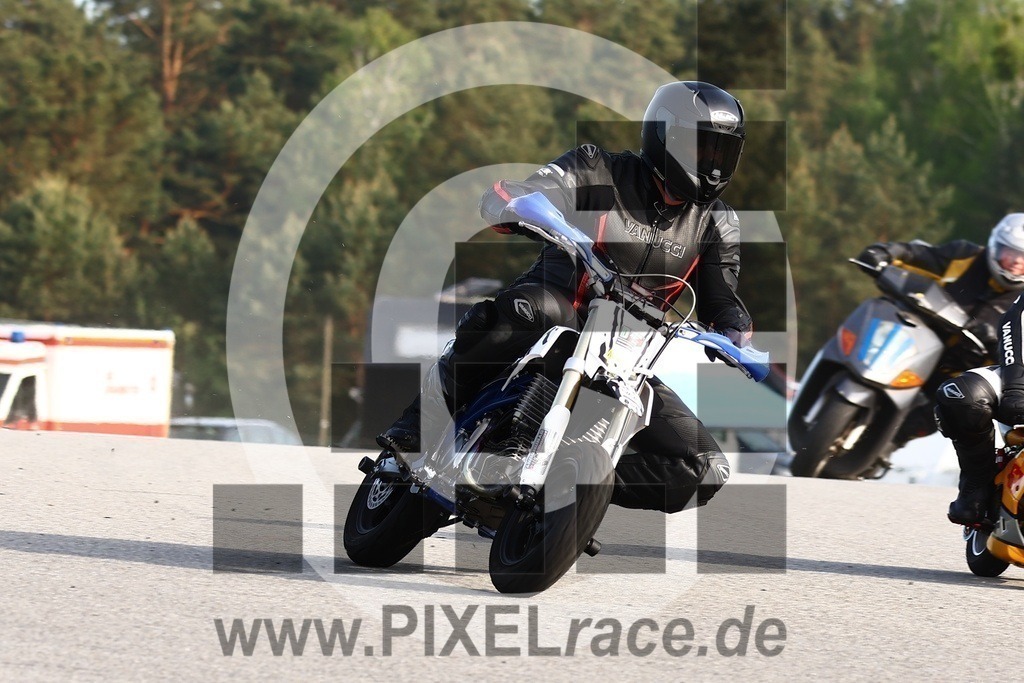 1000-20240509_04273 | Schöne Erinnerungen an spannende Momente - das festzuhalten ist unser Job. PIXELrace.de ist seit 2003 auf den Rennstrecken Europas unterwegs um die Action draußen beim Fahren und die wunderbare Stimmung imm Fahrerlager für euch einzufangen.