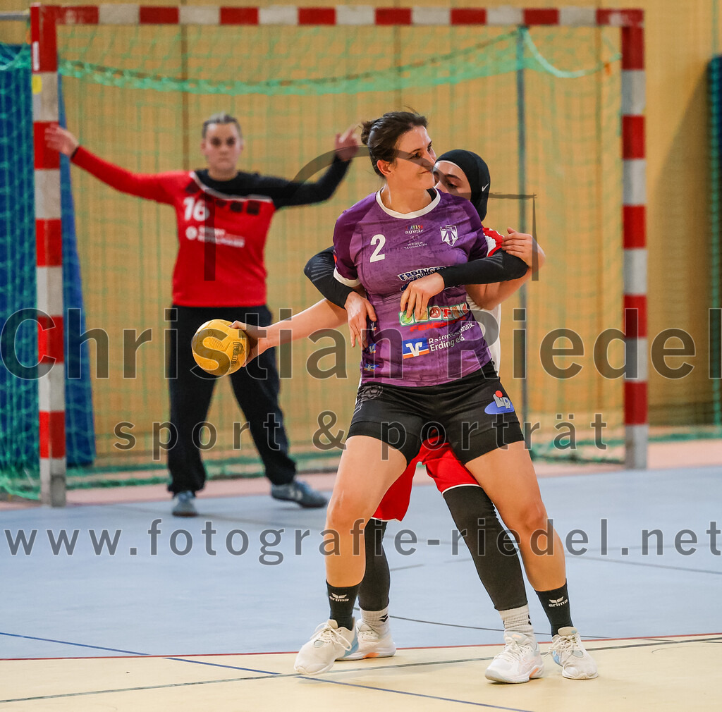 2024-10-13_023_SpVgg_Altenerding_gegen_SC_Freising | Erding, Deutschland, 13.10.2024:Handball, Bezirksoberliga Frauen Altbayern 2024 / 2024, 3. Spieltag, SpVgg Altenerding gegen SC Freising, Endergebnis: 26:35Janina Konrad (SpVgg Altenerding, #2), Eduarta Krasnigi (HSG Freising-Neufahrn, #4)Foto: Christian Riedel / fotografie-riedel.net