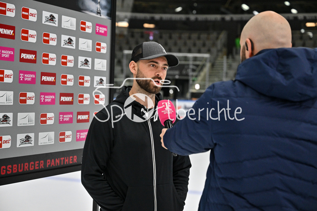 Augsburger Panther - Adler Mannheim | Beim Interview von MagentaSport Luke ESPOSITO (Adler Mannheim 19) / FReisteller / Einzelfoto / DEL: Augsburger Panther - Adler Mannheim, Curt Frenzel Stadion am 16.02.2025