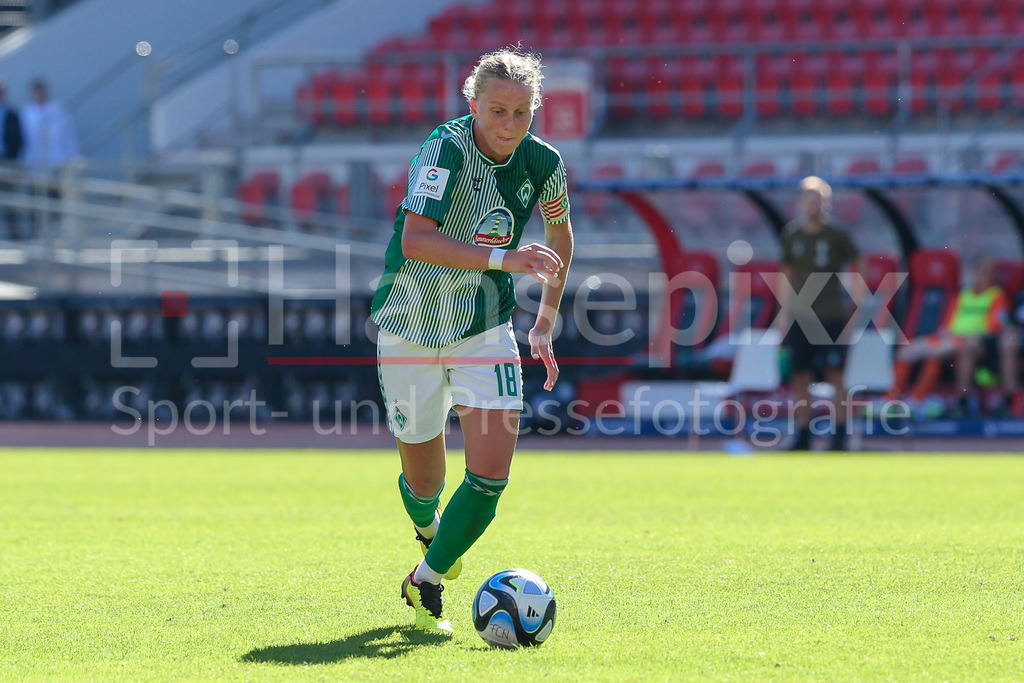 Fussball, Google Pixel Frauen-Bundesliga, 1. FC Nürnberg - SV Werder Bremen | v.li.: , DIE DFB-RICHTLINIEN UNTERSAGEN JEGLICHE NUTZUNG VON FOTOS ALS SEQUENZBILDER UND/ODER VIDEOÄHNLICHE FOTOSTRECKEN. DFB REGULATIONS PROHIBIT ANY USE OF PHOTOGRAPHS AS IMAGE SEQUENCES AND/OR QUASI-VIDEO.