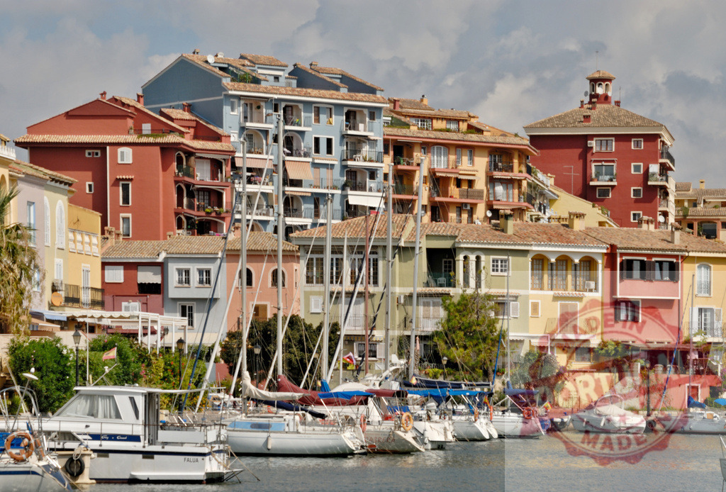 Colorful houses rising behind sailboats mooring in Port Saplaya, Spain | Sailboats mooring in front of colorful houses in Port Saplaya, also known as Little Venice, Spain - Realisiert mit Pictrs.com