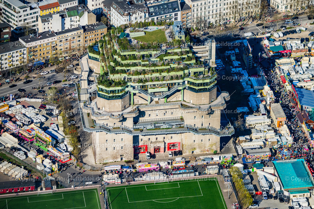 Hamburg_Heiligengeistfeld_Bunker_ELS_3271060425 | HAMBURG 06.04.2025 Bunker- Gebäudekomplex " Medienbunker " an der Feldstraße im Ortsteil Sankt Pauli in Hamburg, Deutschland. Weiterführende Informationen bei: EHP Erste Hanseatische Projektmanagement GmbH,  Hilldegarden e.V.,  Holsteiner Kabel- und Leitungsbau Willi Pohl GmbH & Co. KG,  Ingenieurbau George Bähr GmbH,  PERI GmbH,  RIMC Bunker Hamburg Hotelbetriebsgesellschaft mbH & Co.,  Veranstaltungs GbR Wolters/Jähnichen. // Bunker building complex "Medienbunker" on Feldstrasse in the Sankt Pauli district of Hamburg, Germany. Further information at: EHP Erste Hanseatische Projektmanagement GmbH,  Hilldegarden e.V.,  Holsteiner Kabel- und Leitungsbau Willi Pohl GmbH & Co. KG,  Ingenieurbau George Baehr GmbH,  PERI GmbH,  RIMC Bunker Hamburg Hotelbetriebsgesellschaft mbH & Co.,  Veranstaltungs GbR Wolters/Jaehnichen. Foto: Martin Elsen
