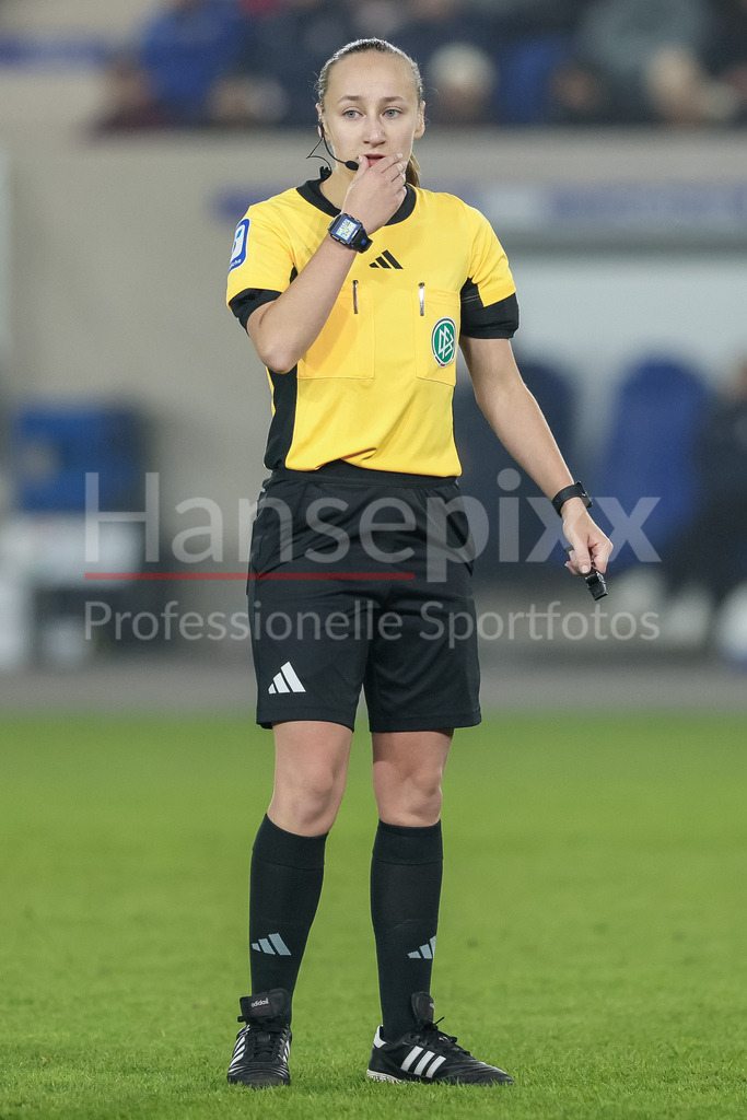 Fussball, Google Pixel Frauen-Bundesliga, FC Carl Zeiss Jena - SV Werder Bremen | v.li.: Schiedsrichterin Lara Wolf in ihrem ersten Bundesligaspiel, hat die Pfeife im Mund, DIE DFB-RICHTLINIEN UNTERSAGEN JEGLICHE NUTZUNG VON FOTOS ALS SEQUENZBILDER UND/ODER VIDEOÄHNLICHE FOTOSTRECKEN. DFB REGULATIONS PROHIBIT ANY USE OF PHOTOGRAPHS AS IMAGE SEQUENCES AND/OR QUASI-VIDEO.