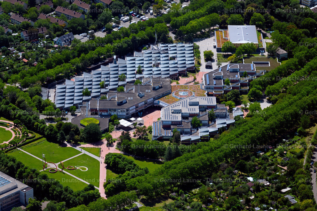 4033020 | FREIBURG IM BREISGAU 30.06.2020 Schulgebäude der " Edith-Stein-Schule ", " Friedrich Weinbrenner Gewerbeschule " und der " Gertrud-Luckner-Gewerbeschule " an der Bissierstraße im Ortsteil Stühlinger in Freiburg im Breisgau im Bundesland Baden-Württemberg, Deutschland. Weiterführende Informationen bei: Edith-Stein-Schule Schule für Agrarwirtschaft, Hauswirtschaft und Soziales,  Friedrich-Weinbrenner-Gewerbeschule,  Gertrud-Luckner-Gewerbeschule. // School building of the " Edith-Stein-Schule ", " Friedrich Weinbrenner-Gewerbeschule " and the " Gertrud-Luckner-Gewerbeschule " on Bissierstrasse in the district Stuehlinger in Freiburg im Breisgau in the state Baden-Wuerttemberg, Germany. Further information at: Edith-Stein-Schule Schule fuer Agrarwirtschaft, Hauswirtschaft und Soziales,  Friedrich-Weinbrenner-Gewerbeschule,  Gertrud-Luckner-Gewerbeschule. Foto: Gerhard Launer