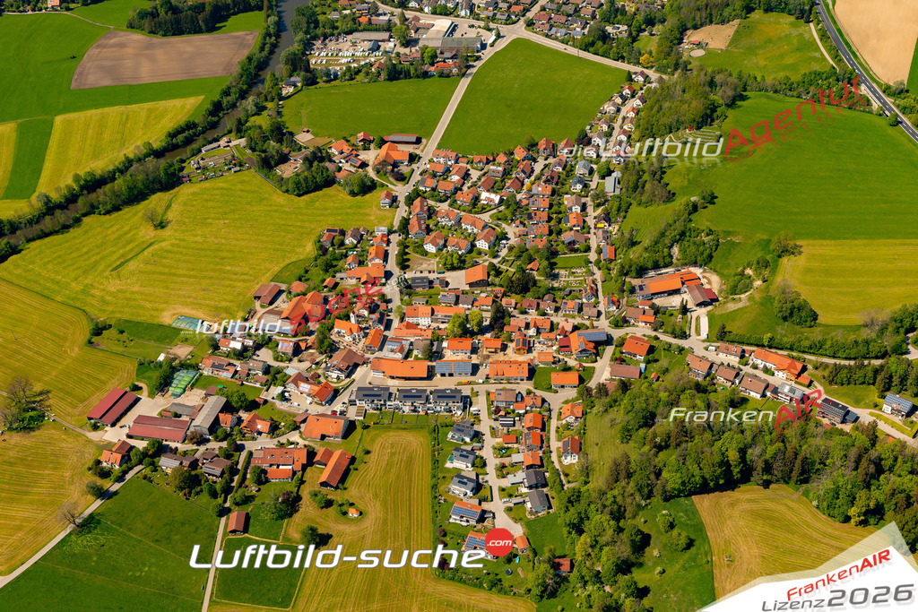 Das Luftbild zeigt : Hirschzell Kaufbeuren - Die Luftaufnahme wurde 2024 vom UL-Flugzeug aus erstellt ( keine Drohne ) - Hochauflösende Luftaufnahme - Für grossformatige Ausdrucke geeignet. Die Geschenkidee !Mit Lizenz und Bildrechte bestellbar