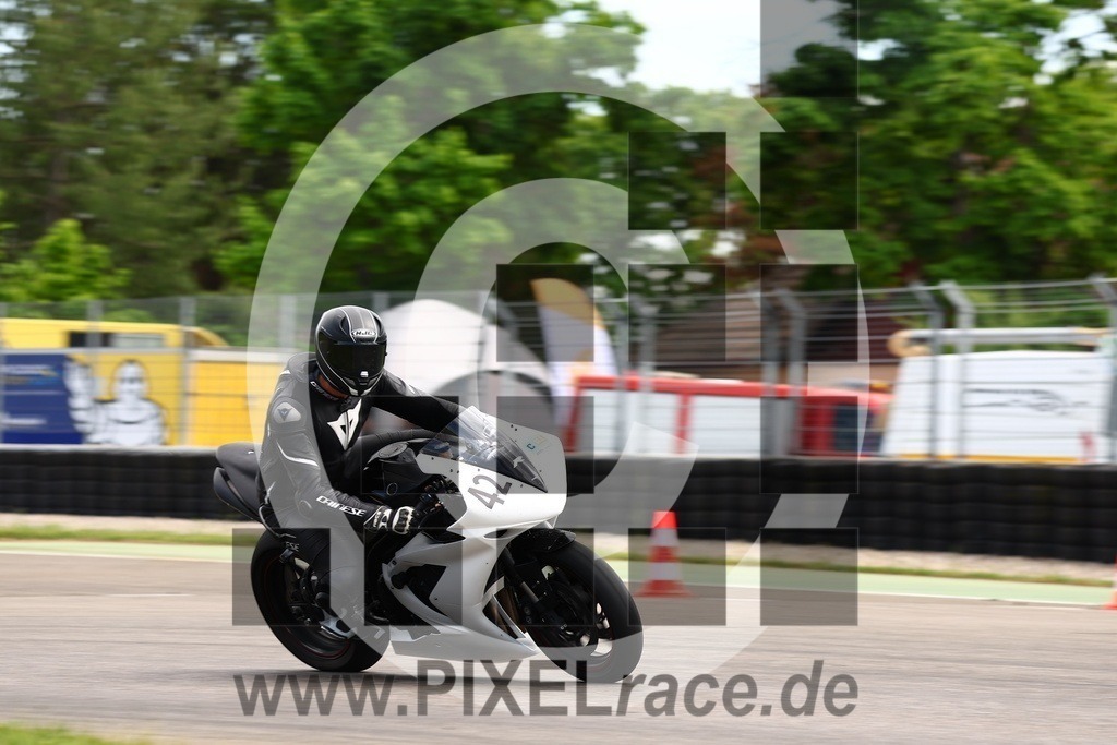 0042-20250503_02750 | Schöne Erinnerungen an spannende Momente - das festzuhalten ist unser Job. PIXELrace.de ist seit 2003 auf den Rennstrecken Europas unterwegs um die Action draußen beim Fahren und die wunderbare Stimmung imm Fahrerlager für euch einzufangen.