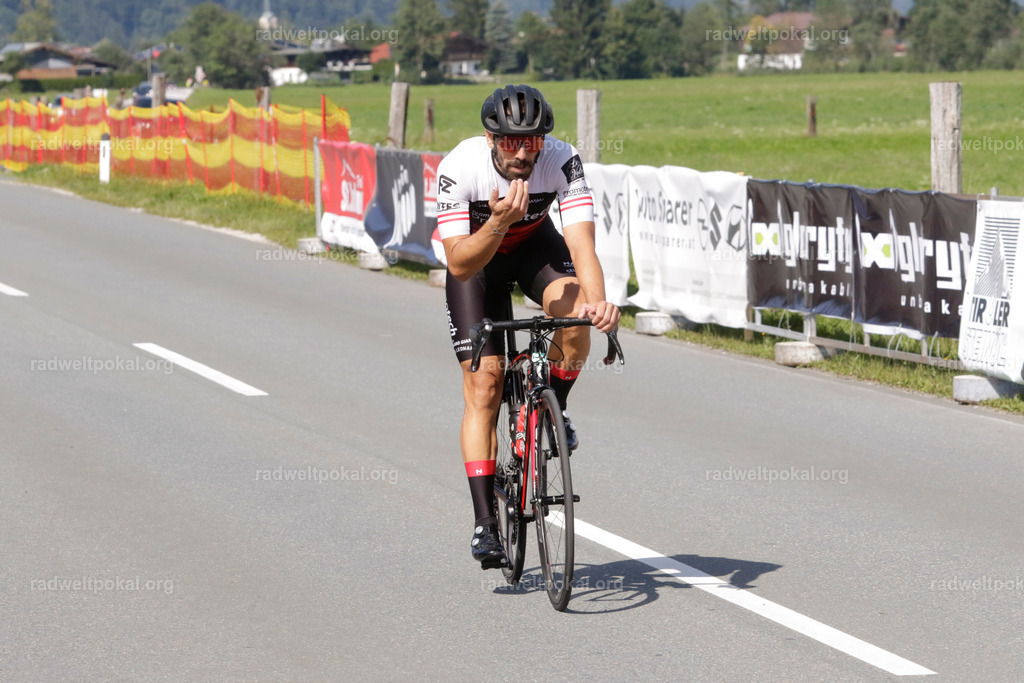 1221_20230817_Bewerb_Maenner_Muehlanger | AUT - OESTERREICH, 2023-08-16: SPORT RENNRAD-FAHREN - 55. INTERNATIONALER RADWELTPOKAL IN ST. JOHANN IN TIROL  - Vintage-Radrennen mit WM-Bronze-Medaillen-Siegerin Christina Schweinberger, den Teilnehmer und Alexander Baumann (vom Orginastions-Team) - TAG 2 BEWERB MAENNER IN SECHS GRUPPEN  ; Foto: Roland Muehlanger