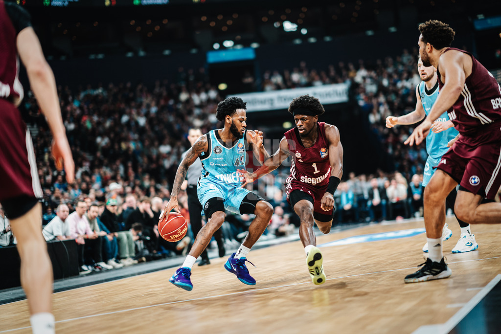 Basketball | Männer | Saison 2023/2024 | easyCredit Basketball Bundesliga | Veolia Towers Hamburg vs. FC Bayern München | 26.03.2024 | Aljami Durham (#42, Veolia Towers Hamburg) gegen Sylvain Francisco (#1, FC Bayern Basketball)
