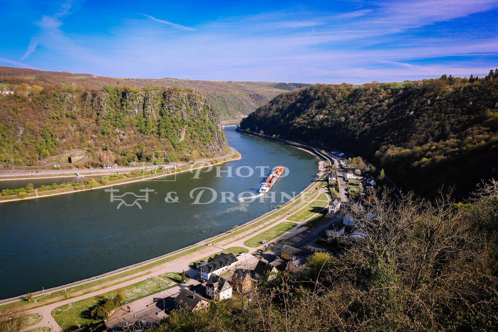 Loreley-7738 | Die Loreley ist Deutschlands wohl bekanntester Felsen und zieht jedes Jahr tausende von Touristen aus aller Welt an. Hier an der Loreley gibt es nicht nur Sagen und Legenden. Hier an der Stelle ist der Rhein am schmälsten und am tiefsten und es gab jeher viele Schiffsunfälle. - Realisiert mit Pictrs.com