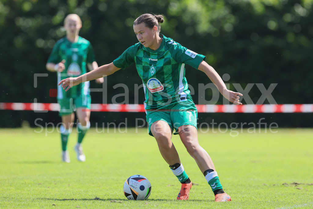 Fussball, Testspiel Frauen, Borussia Mönchengladbach - SV Werder Bremen | v.li.: Larissa Mühlhaus (SV Werder Bremen, 7) am Ball, Einzelbild, Ganzkörper, Aktion, Action, Spielszene