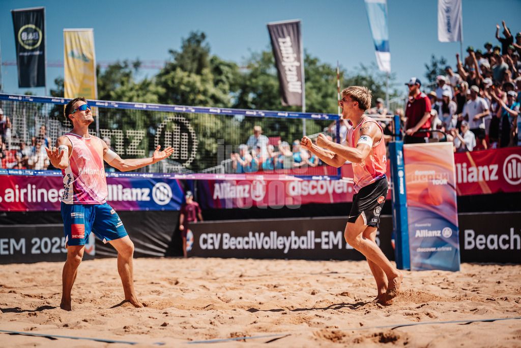 Beachvolleyball | Männer | Allianz German Beach Tour 2025 | Tourstop München | 05.07.2025 | v.l. David Poniewaz und Luis Kubo jubeln
