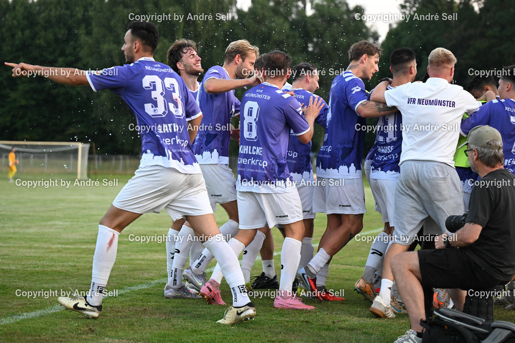 VfR Neumünster vs FC Kilia Kiel | Jubel beim VfR über den Ausgleich zum 1-1 durch Moshood Adesanya (VfR #99) / Fußball-Oberliga Männer 2026/2027 / VfR Neumünster vs FC Kilia Kiel / Grümmi-Arena / Neumünster / 04.08.26 - Realisiert mit Pictrs.com