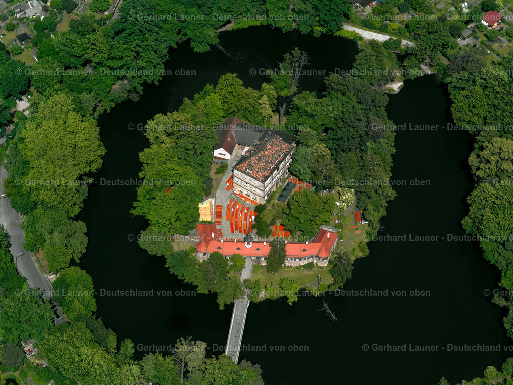 2418725 | Der Zeltnerweiher ist ein Teich in Nürnberg im Stadtteil Gleißhammer.  In der Mitte des Zeltnerweihers ist eine kleine Insel. Auf der Insel steht das Zeltnerschloss