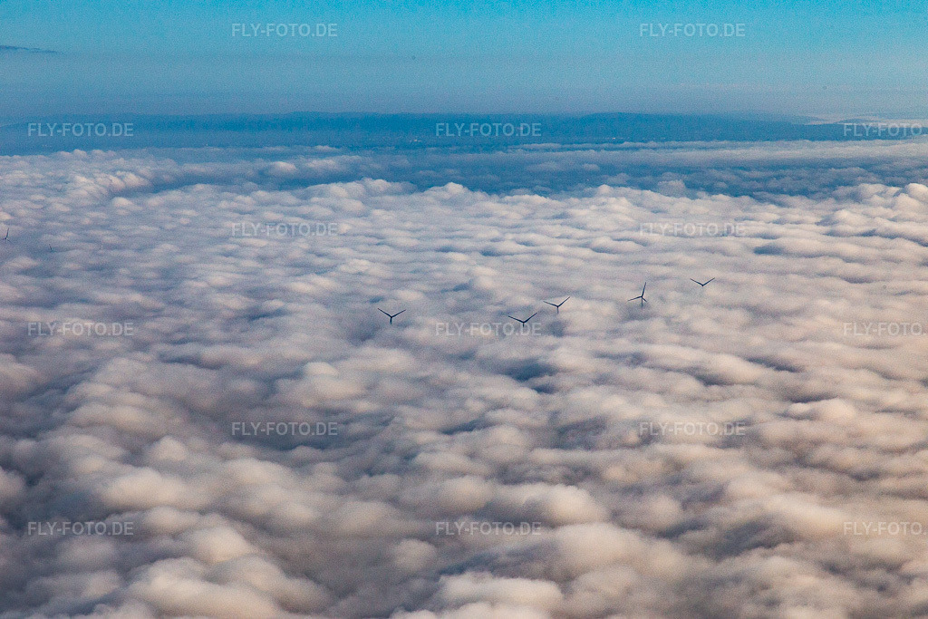 Luftbild: Rotoren des Windparks bei Offenbach ragen über die tiefen Wolken in Offenbach an der Queich im Bundesland Rheinland-Pfalz in Deutschland. Foto: IMG_143461.jpg vom 29.09.2024 durch Werner Riehm/FLY-FOTO.de