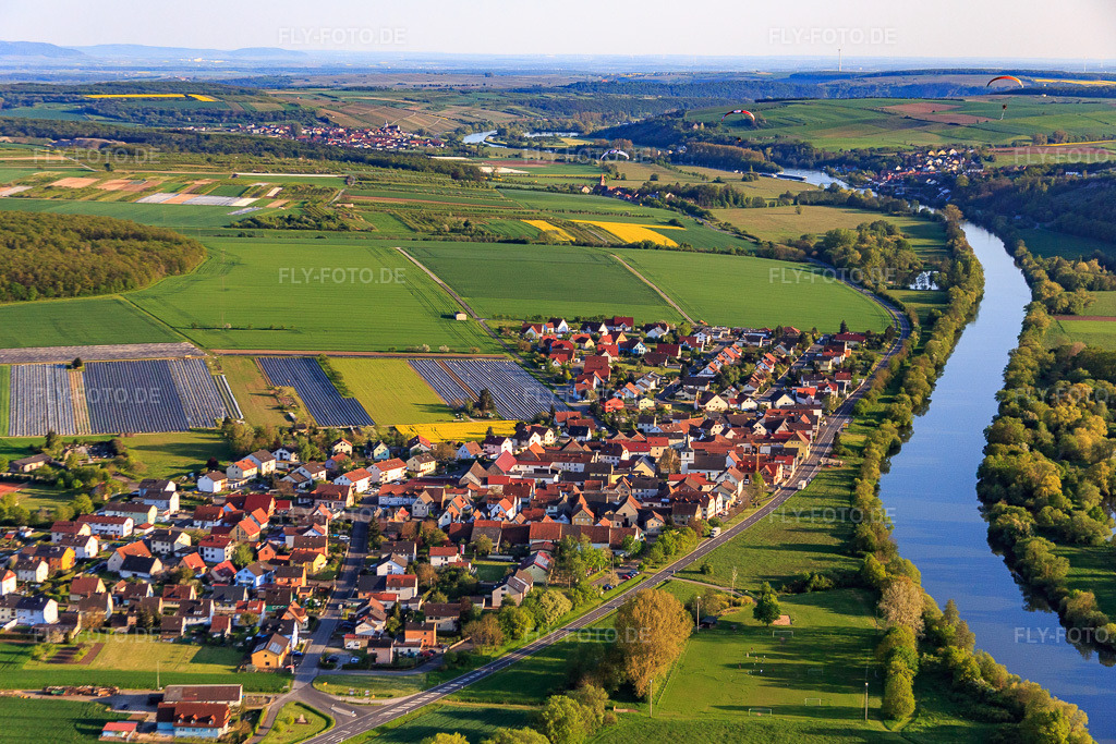 Luftbild: Dorfansicht am Main von Norden im Ortsteil Hirschfeld in Röthlein im Bundesland Bayern in Deutschland. Foto: IMG_087973.jpg vom 06.05.2016 durch Werner Riehm/FLY-FOTO.de