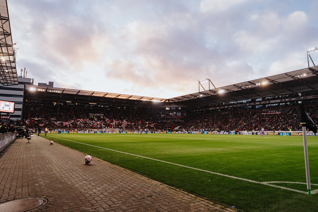 HEV05941 | Der offizielle Shop für FC St. Pauli Fotos. Wähle aus Spielszenen & Fanmomenten dein FCSP Wunschformat. Wir liefern Millerntor-Atmosphäre.