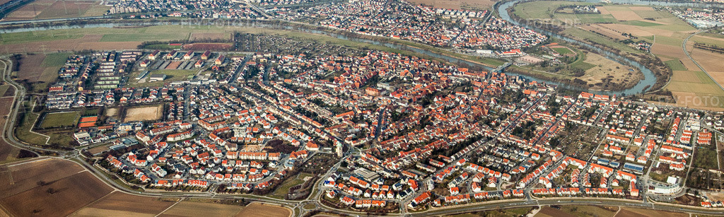Luftbild: Panorama Perspektive der Ortsansicht der Straßen und Häuser der Wohngebiete im Ortsteil Seckenheim in Mannheim im Bundesland Baden-Württemberg in Deutschland. Foto: IMG_24988-Bearbeitet.jpg vom 18.03.2010 durch Werner Riehm/FLY-FOTO.deAuflösung des Originals: 9545 x 2864 px