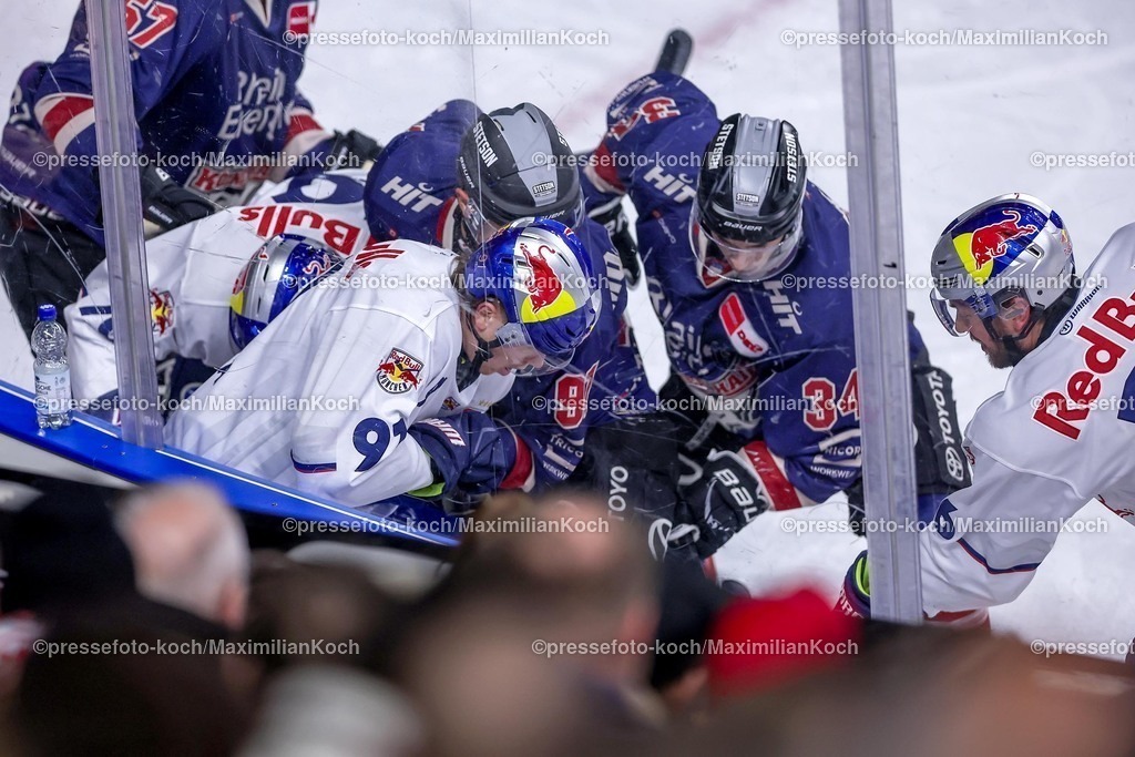 KEC03012501042 | 03.01.2025, Eishockey, Penny DEL, Kölner Haie - EHC Red Bull München, Spieltag 33, Lanxess-Arena Köln: Filip Varejcka (EHC München #91) kämpft gegen Moritz Müller (Kölner Haie #91) um den Puck an der Bande