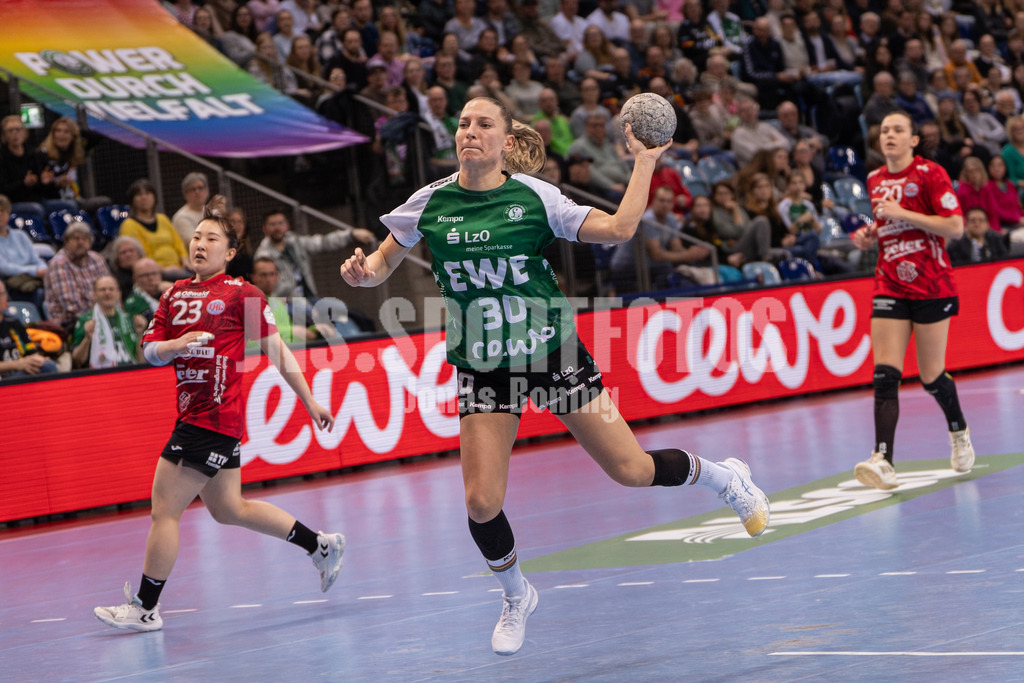 Handball I Frauen I Saison 2025-2026 I 1. HBF I 17. Spieltag I VFL Oldenburg - Thüringer HC I 0543 | Jenny Behrend (30, VfL Oldenburg) - Realisiert mit Pictrs.com