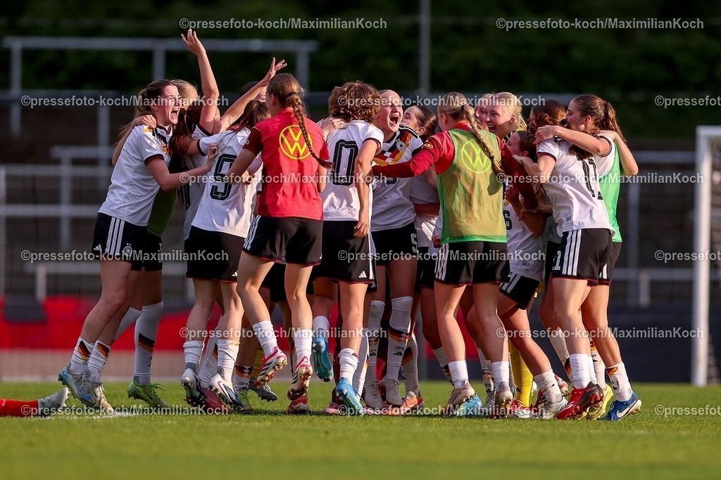 DFB16042601068 | 16.04.2026, Essen, Fußball, UEFA Womens UNDER 19 Championship qualification, Germany - France, Stadion Uhlenkrug, Saison 2025 / 2026: Abschlussjubel nach dem 2:1 Sieg - Die Spielerinnen jubelnd auf dem Spielfeld  DFB regulations prohibit any use of photographs as image sequences and or quasi-video.