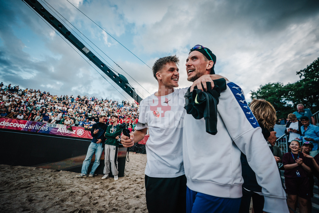 Beachvolleyball | Männer | Deutsche Meisterschaften 2025 Timmendorfer Strand | 05.09.2025 | rechts David Poniewaz wird verabschiedet von links Luis Kubo Karriereende Verabschiedung