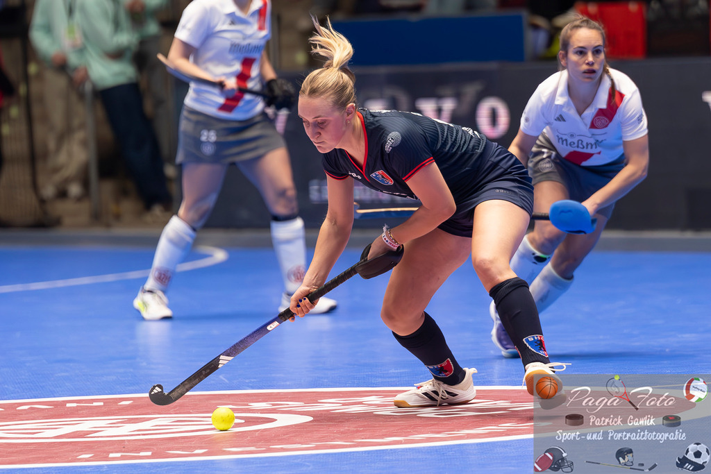 Volvo E.R.B. Final 4 Halbfinale Frauen: Der Club an der Alster - Berlienr HC, 25.01.2025 | Benedetta Marie Wenzel (Berliner HC #21) am Ball, Der Club an der Alster - Berlienr HC, Frankfurt, Süwag Arena, 25.1.2025 - Realisiert mit Pictrs.com