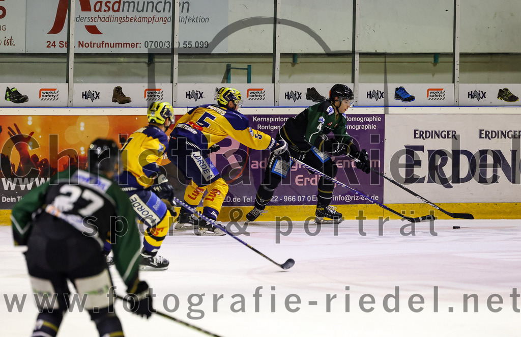 2022-10-30_063_TSV_Erding_gegen_ESC_Riverrats_Geretsried | Erding, Deutschland, 30.10.2022:
Eishockey, Bayernliga 2022 / 2023, 9. Spieltag, TSV Erding gegen ESC Riverrats Geretsried, Endergebnis: 3:5

Dominic Fuchs (ESC Riverrats Geretsried, #5), Paul Wallek (Erding Gladiators, #44)

Foto: Christian Riedel / fotografie-riedel.net