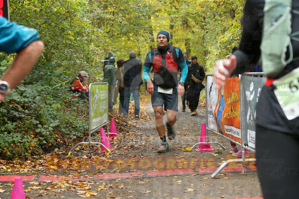 251026_1315_EX1_2990 | Sportfotografie im Rhein-Sieg Kreis, Köln, Bonn, NRW, Rheinland Pfalz, Hessen, etc. Unser Tätigkeitsfeld umfasst den Laufsport vom Volkslauf über den Marathon, Duathlon, Triathon bis zum Ultralauf wie Kölnpfad Ultra oder Schindertrail.