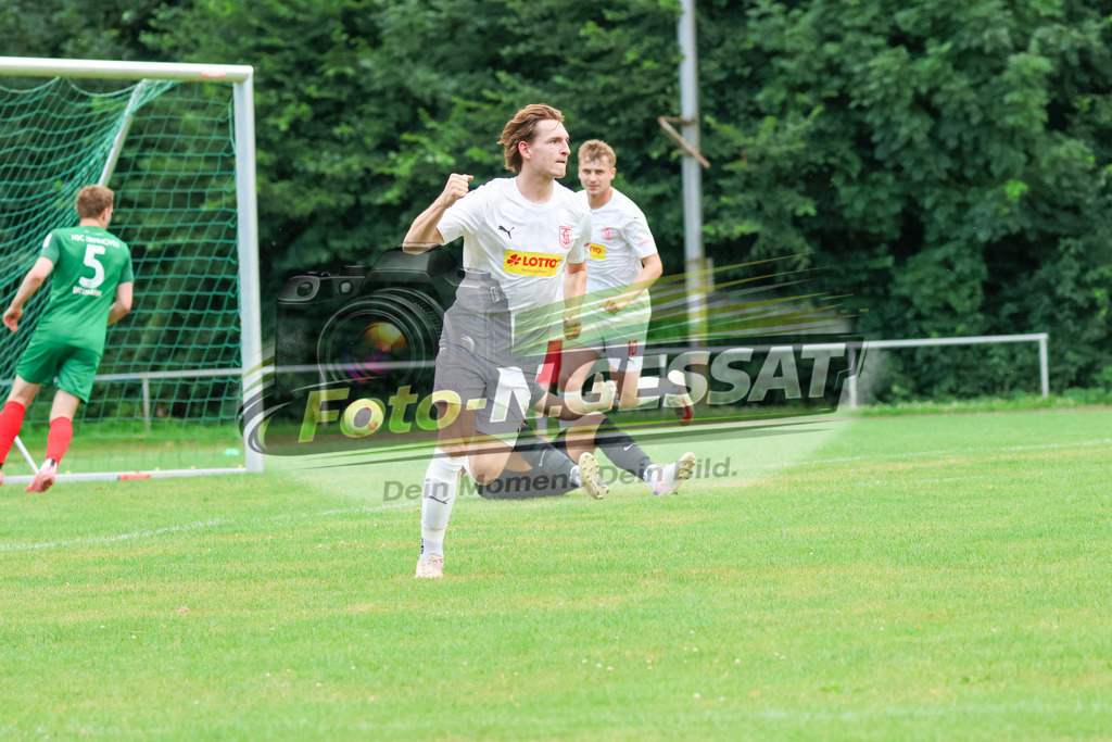 TuS Bersenbrück - HSC Hannover | Auf dem Bild zu sehen: weiß TuS Bersenbrück zum 1:0: Maik Emmrich  TuS Bersenbrück, HSC Hannover, Saison 25/26, Testspiel, Bünde, Deutschland - Realisiert mit Pictrs.com