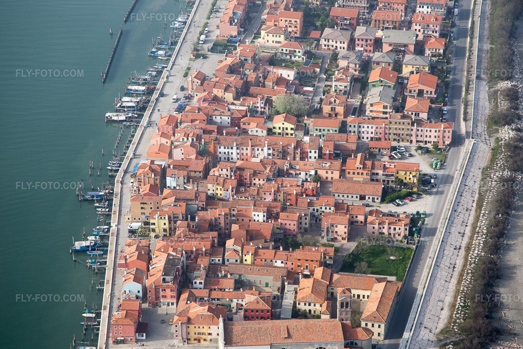 Aerial view: Settlement area in the district Pellestrina in Venice in Pellestrina in the state Veneto, Italy. – Photo: IMG_087434.jpg taken on 04/06/2016 by Werner Riehm/FLY-FOTO.com – Resolution of the original: 5472 x 3648 px