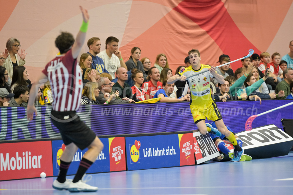 Zug United vs HC Rychenberg - 22. February 2025 | Zug United vs HC RychenbergSporthalle Wankdorf, BernNicola Bischofberger (#2 HC Rychenberg Winterthur) schickt Albin Sjögren (#22 Zug United) über die Bande und kassiert die einzige Zweiminutenstrafe des Spiels.Bild: Sportfotografie Markus Aeschimann | www.markus-aeschimann.ch - Realisiert mit Pictrs.com