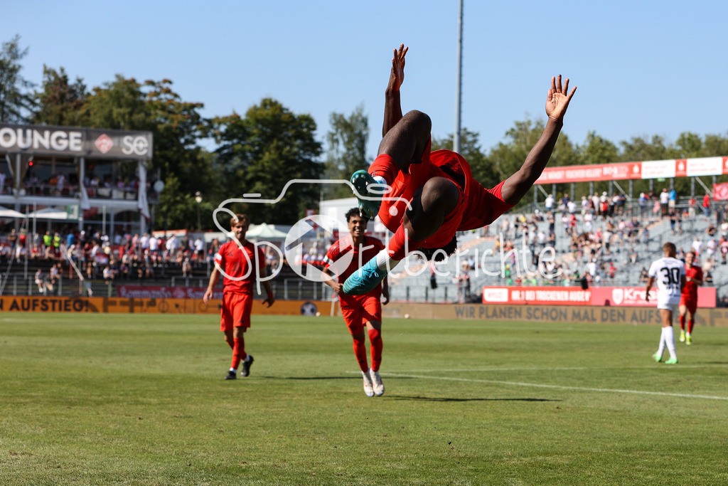 FC Würzburger Kickers - FC Bayern Amateure | Jubel nach dem Treffer zum 1-2 durch Nestory IRANKUNDA (FC Bayern München II #7) / Freude / Happy / Flick Flack / Salto / Regionalliga Bayern: FC Würzburger Kickers - FC Bayern München II, AKON Arena am 24.08.2024