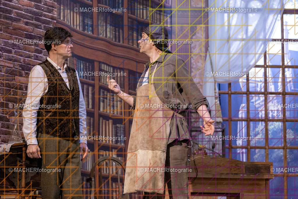 181_MFL-2025 | Portraitbilder von Regisseur; Darsteller; Techniker; Maske; Kostüme; Chor; Musiker; Bilderserie der Generalprobe und der Premierenvorstellung, Szenenbilder; Ausdrucksstudien; Bühnenüberblick; Bühnenkulissen; Pressefotos inkl. Redaktionsfoto Darstellergruppe.