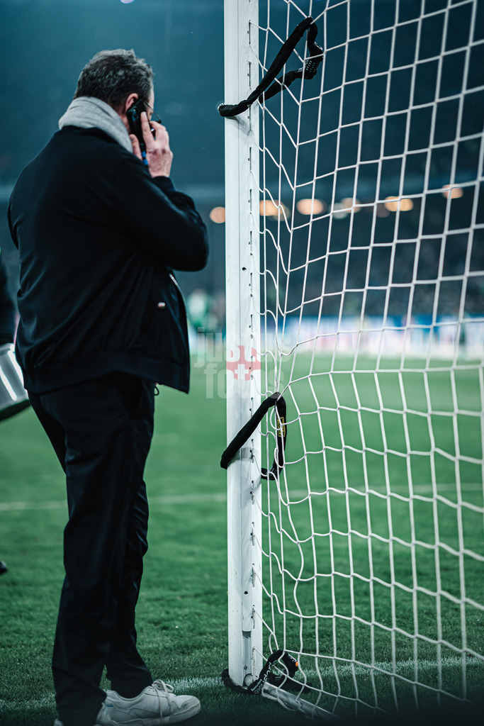 Fußball | Männer | Saison 2023/2024 | 2. Fußball-Bundesliga | 21. Spieltag | Hamburger SV vs. Hannover 96 | 09.02.2024 | HSV Fans sabotieren das Spiel aus Protest mit Schlössern im Tor
