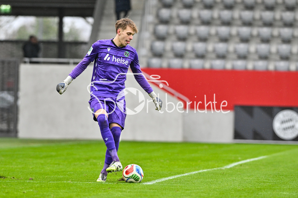 FC Bayern München - Hannover 96 | MUNICH, GERMANY - 15. FEBRUARY: am Ball Tom LANGE (Hannover 96 U19 1) / Einzelfoto / Freisteller während dem Spiel zwischen der U19 des FC Bayern München und der U19 von Hannover 96 am 2. Spieltag der Hauptrunde der U19-DFB-Nachwuchsliga am FC Bayern Campus
