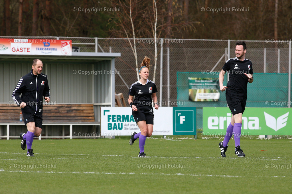 A_LUI_01042023_01 | SPORT,FUSSBALL ,LT1 OOELIGA ASKOE OEDT-UNION EDELWEISS LINZ 01.04.2023 IM BILD: V:L.MANDFRED ERLINGER FIFA SCHIEDSRICHTERIN MARIA ENNSGRABER UND PHILIP REITINGER FOTO:FOTOLUI